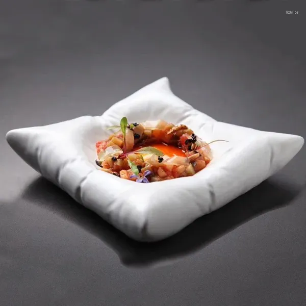 Тарелки Креативная керамическая имитация подушки Обеденная тарелка Кухня Квадратная белая черная Десертная художественная концепция Посуда
