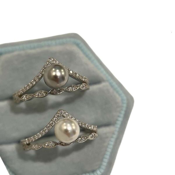 Swarovskis anel designer de luxo moda feminina qualidade original s925 prata esterlina micro incrustado zircão em forma de v coroa de camada dupla pérola nicho sensação de alta qualidade