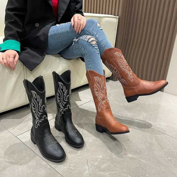 Stivali Stivali al polpaccio da donna Marrone scuro 2023 Ricamo V Bocca Tacchi alti Primavera Autunno e Inverno Modelli Donna Stivali da cowboy occidentaliL2401