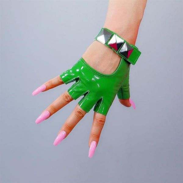 Guanti semi-dito in vera pelle verniciata verde brillante rivetto argento pelle di pecora senza dita touchscreen da donna WZP50 cinque dita210K