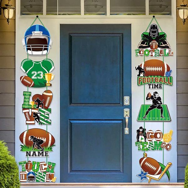 Un set di decorazioni per porte decorative a tema festa di calcio del Super Bowl appese su un lato in carta per decorazioni sportive per porte del Super Bowl 240129