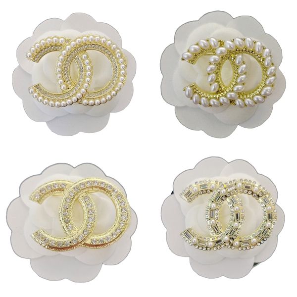 Broches banhados a ouro 18k Marca de luxo Designers Pins preto e branco diamante pérola impressão moda feminina casal amor presente de festa de casamento com selo