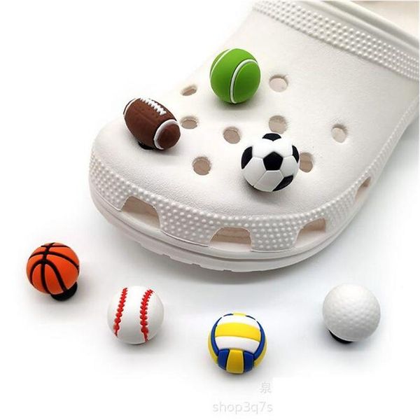 Peças de sapato Acessórios 3D Sports Ball Clog Charms Plástico Charme Decoração Fivela Pvc Jibitz Botões Pins Drop Delivery Shoes Dhguw