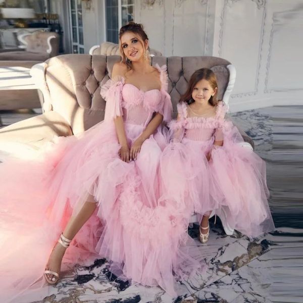 Abiti da principessa in tulle rosa dolce con volant alto e basso Abito da festa di compleanno lungo gonfio pieghettato per madre e figlia per il servizio fotografico