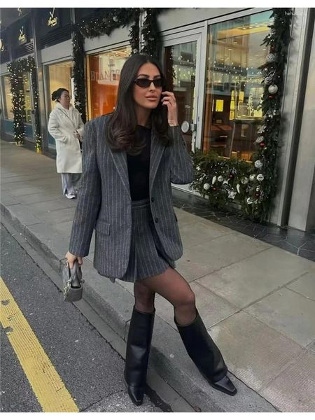 Abito a due pezzi 2024 Spring Office Lady Fashion Blazer con stampa a righe con gonne Tasche casual da donna Giacche Gonna a pieghe grigia