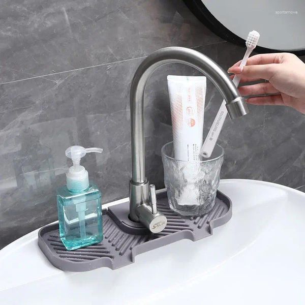 Küche Lagerung 1pc Wasserhahn Schnalle Typ Rack Ablauf Pad Seife Schwamm Halter Anti-splash-Matte Bad Organisatoren Zubehör