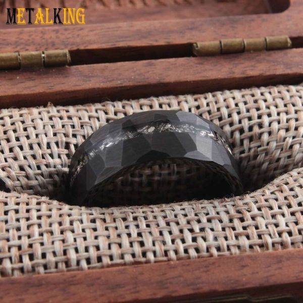 Metalking Jewelry 8 mm facettierter schwarzer Wolframring mit Meteorit-Rasierungseinlage, versetztes Set, Eheringe für Herren