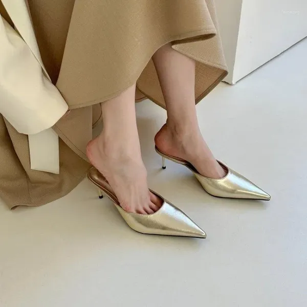 Chinelos 2024 Primavera Mulheres Slipper Pointed Toe Slip em Senhoras Mules Fino Salto Baixo Ao Ar Livre Vestido Gold Sliver Slides