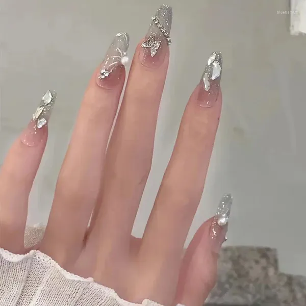 Unhas falsas usando um remendo de unha de diamante de borboleta pura de médio a longo que mostra manchas brancas e picantes para realce de meninas