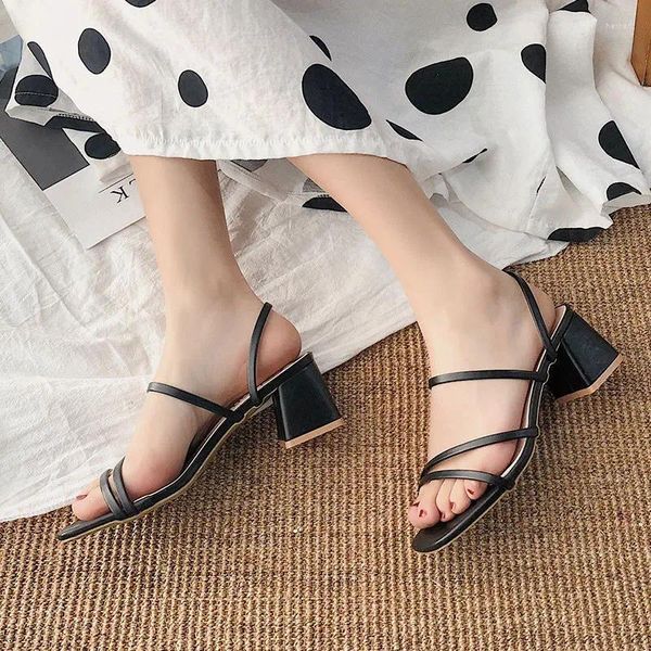 Sandali pantofole con tacco alto da donna 2024 cintura sottile nera moda femminile cinturino alla caviglia con tacco spesso una scarpa due stili di usura