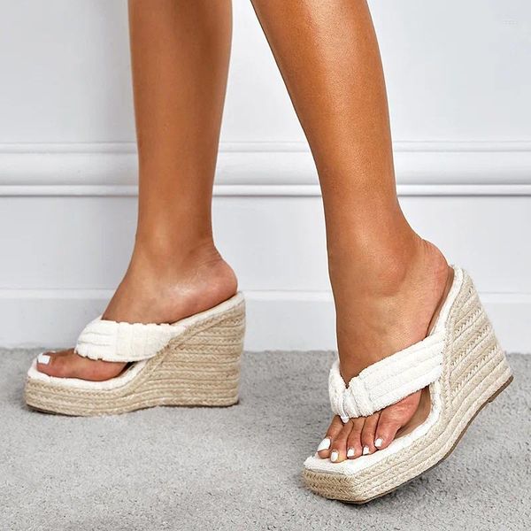 Hausschuhe 2024 Sandalen Frau Sommer Flip-Flops Sexy T-Bühne Laufsteg Modelle Europäischen Amerikanischen Stil Luxus Mode