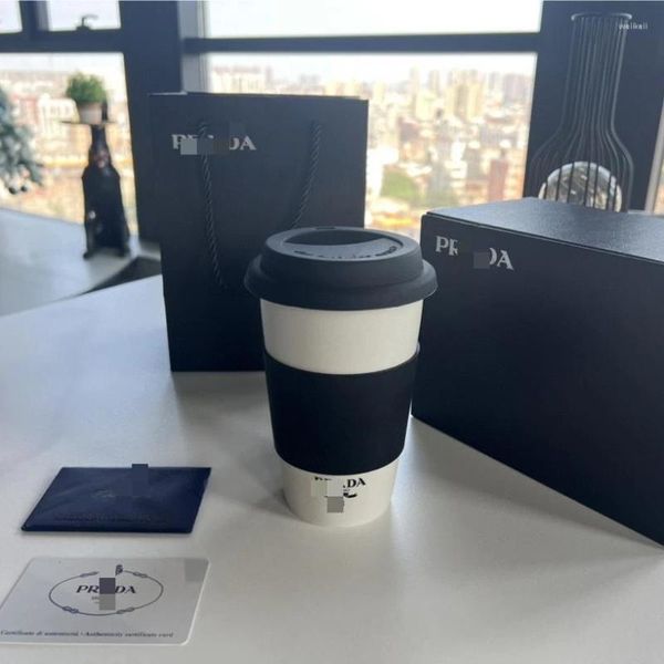 Kupalar kahve kupa lüks minimalist kullanışlı seramik fincan kapaklı büyük kapasite ve zarif tasarım ofis su hediye kutusu