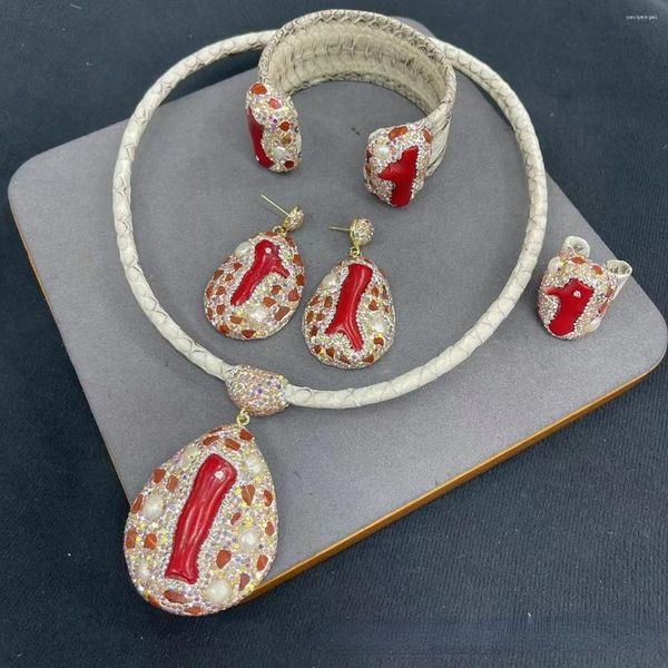 Collana Orecchini Set Corallo rosso naturale intarsiato Strass Pelle Pelle di serpente Perla Gioielli per banchetti nuziali di lusso di fascia alta