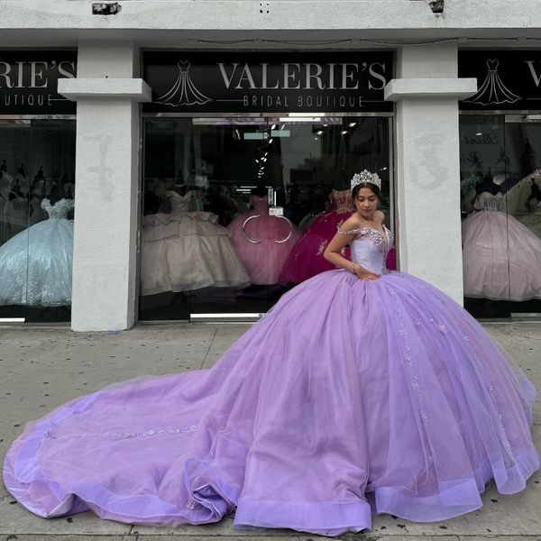 Lavanda lucido principessa abiti stile quinceanera spalle applique perline abito di sfera di cristallo vestido de 15 vx anos prom party wear 2024