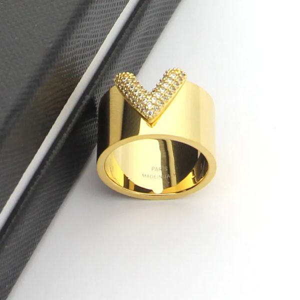 Novo projetado jóias de aço titânio redondo v carta monograma brilhante largo diamante anel feminino masculino anéis de casamento designer jóias hiphop