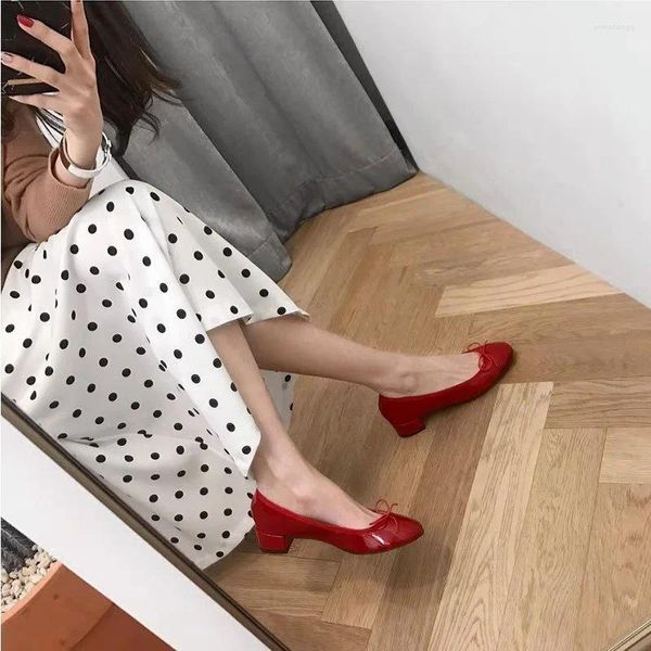 Scarpe eleganti 2024 Autunno Punta tonda Tacco basso Décolleté con fiocco Top piatto in pelle verniciata Piccolo balletto rosso per donna