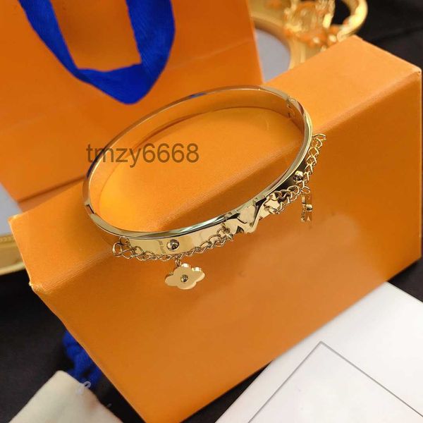 Bracciale rigido di design di lusso alla moda Bracciale in acciaio inossidabile placcato oro 18 carati per donna Polsino con lettera Accessorio di marca di moda Regali di compleanno S109 KTGR