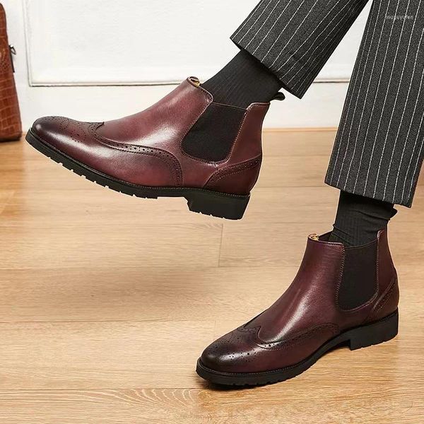 Sapatos de vestido Primeira camada de couro de couro masculino apontado tornozelo estilo britânico brocker esculpido solas macias