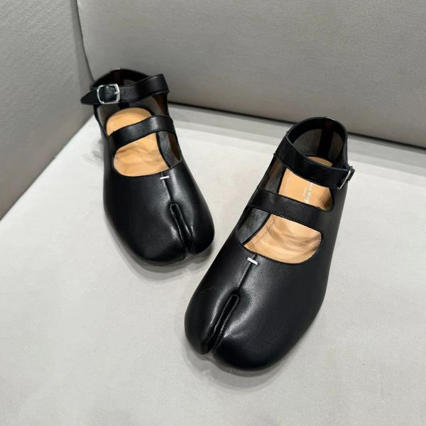 2024 NOVAS NOVAS MAISONS Women Sandal Casual Designer Margiela MM6 Sapatos planos de balé Tabi Caminhada de pele de carneiro preto White Walk Shoe Shoe Sneaker Lady Gift Gift