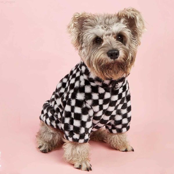 Одежда для собак Роскошная теплая одежда для собак Зимнее пальто для собак Французский бульдог Плюшевая теплая куртка для щенков Модная черно-белая клетчатая одежда для маленьких и средних собак