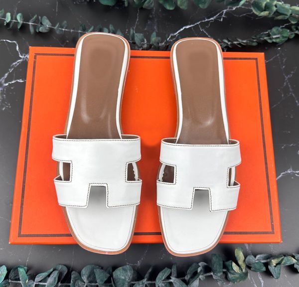 Дизайнерские женские сандалии Женские тапочки Модные роскошные тапочки с цветочным принтом Кожаные резиновые сандалии на плоской подошве Летняя пляжная обувь Мокасины Нижняя часть тапочки AAA+
