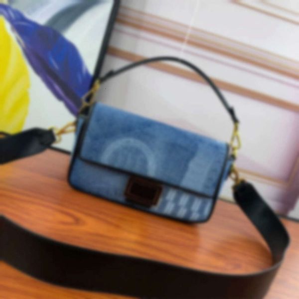 Designer-Schultertaschen, Denim-Canvas-Baguette-Tasche, Umhängetasche, echtes Leder, Handtasche, Geldbörse, Co-Branding, Blumenmuster, Patchwork, handabnehmbare Schultertasche