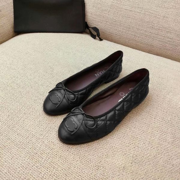 2024 Yeni Kadınlar Yumuşak Kuzu Dinek Sandalet Açık Kanal Kauçuk Ayakkabı Düz ​​Topuk Bale Ayakkabı Seksi Elbise Ayakkabı Deri Loafer Espadrille Ofis Lüks Tasarımcı Kutusu