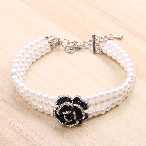 Hundebekleidung XKSRWE 3 Reihen Haustier Perlen Halskette Kragen Bling Strass Rose Charm Anhänger Welpen Hochzeit Schmuck für weibliche Yorkie