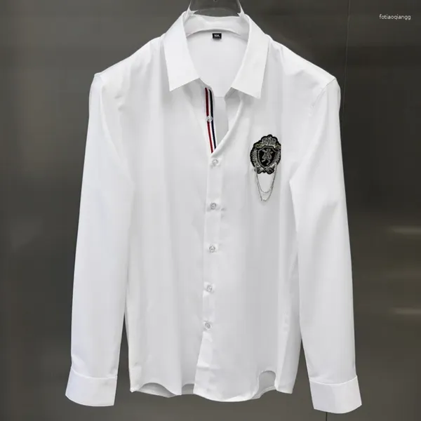 Erkekler Sıradan Gömlekler 2024 Bahar Yakası Uzun Kollu Gömlek Erkekler Avrupa Moda Göğüs Amblem Zinciri Dekorasyon Kulübü Parti Elbise