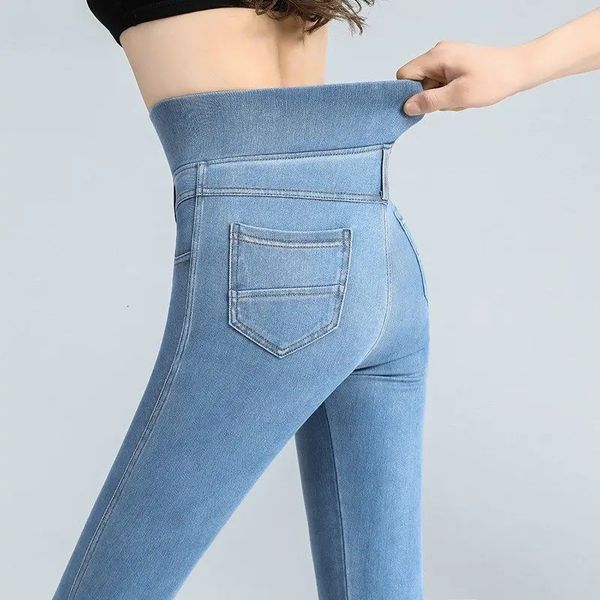 Корейские модные женские джинсы скинни большого размера, весенне-осенняя уличная одежда, повседневные брюки, джинсовые карманы, эластичные брюки-карандаш с высокой талией 240125