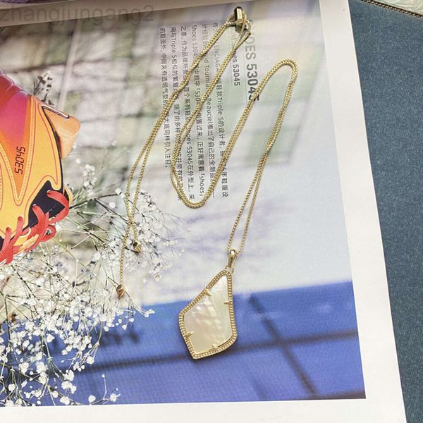 Designer Kendras Scotts Schmuck k Rote Chalcedon-Halskette Alex Einfache und modische rosarote Halskette Geometrische Diamant-weiße Scheiben-Muschel-Pullover-Kette