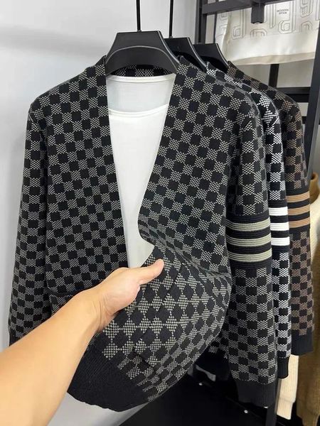 Herrenpullover High-End-Markentrend Plaid-Strickjacke 2024 Frühling und Herbst Mode koreanischer lässiger klassischer gestreifter V-Ausschnitt-Pullover-Mantel