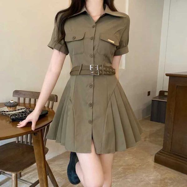 Grundlegende Freizeitkleider Damen-Sommerkleid in Übergröße, Retro-Arbeitskleidung, koreanisches, hoch tailliertes, schmal geschnittenes, elegantes Militärkleid, grüner, plissierter kurzer Rock J240130