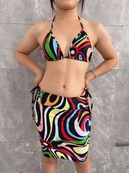 Costume da bagno da donna Un costume da bagno a tre pezzi con bikini a righe a blocchi di colori J240131