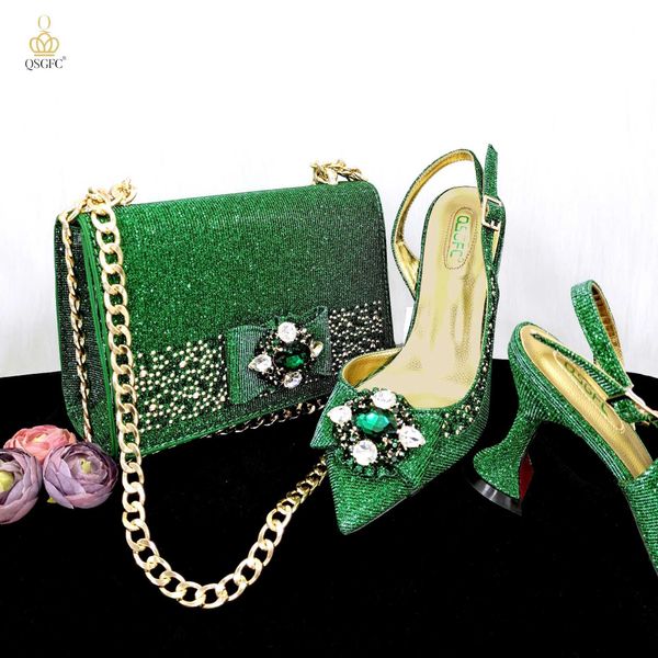 Sapatos de vestido QSGFC Design Italiano Nobre Bolsa Tridimensional e Senhoras Sapatos de Salto Material Brilhante para Festa de Casamento Nigéria