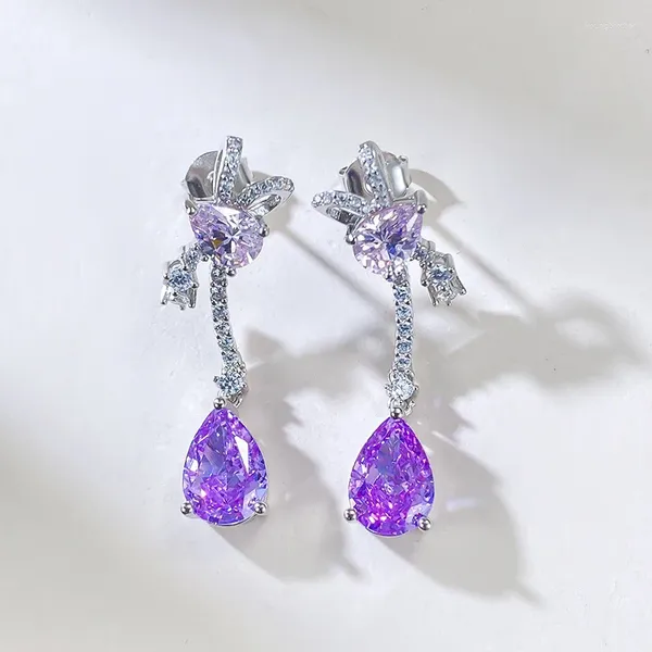 Die Ohrstecker aus S925-Silber mit eingelegtem 7/10 birnenförmigem Wassertropfen und violettem Diamant-Blumenschliff sind feminin