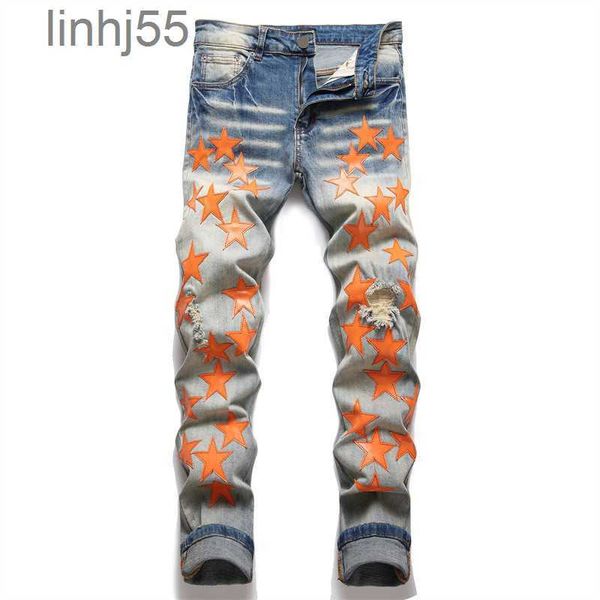Мужские джинсы Джинсы Amirs для мужчин Мужские рваные брюки с оранжевыми звездами Обычный крой с вышивкой букв и застежкой-молнией Fly Черные средние брюки-карандаш Дизайнерские дырки Slim RippedC
