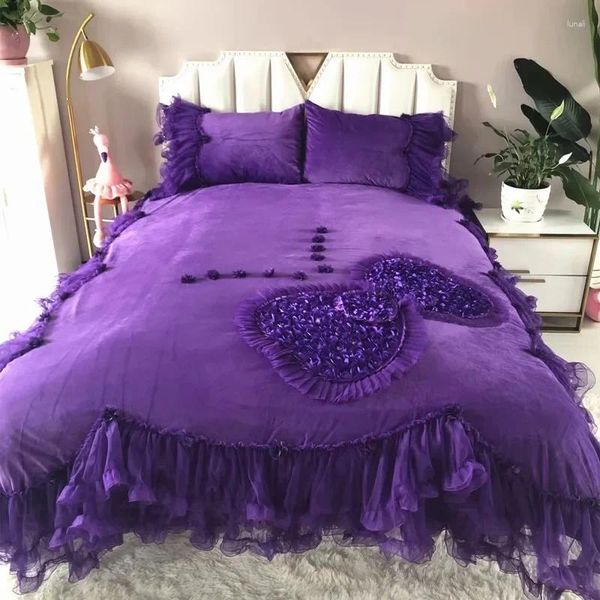 Set di biancheria da letto Principessa in pizzo che scorre Su Gonna da letto in peluche spessa Fodera in velluto a doppia faccia Set di quattro pezzi in corallo invernale