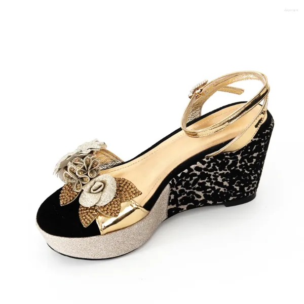 Sandali Scarpe da donna con strass con zeppa dorate e nere 2024 Designer Donna Fancy Summer Fashion Confortevole