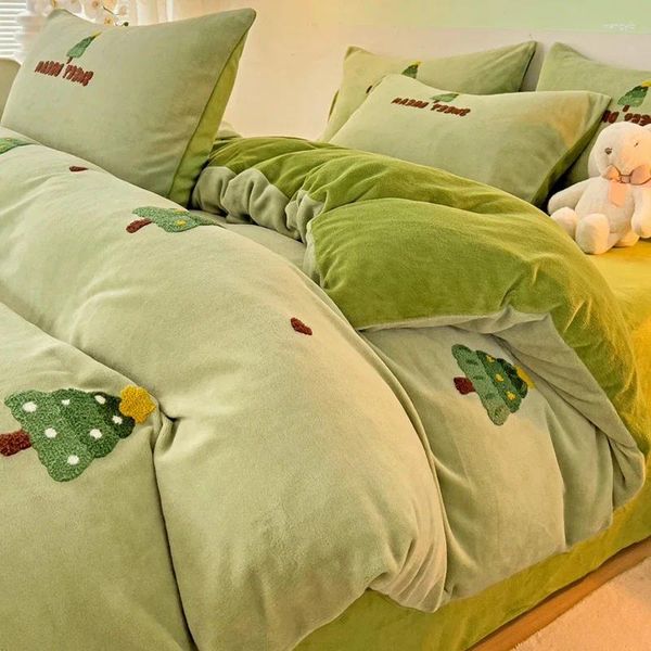 Conjuntos de cama Decoração de casa Dupla face espessada leite coral para baixo capa de edredão quatro peças conjunto de 150x200 lençóis de cama de pelúcia de inverno