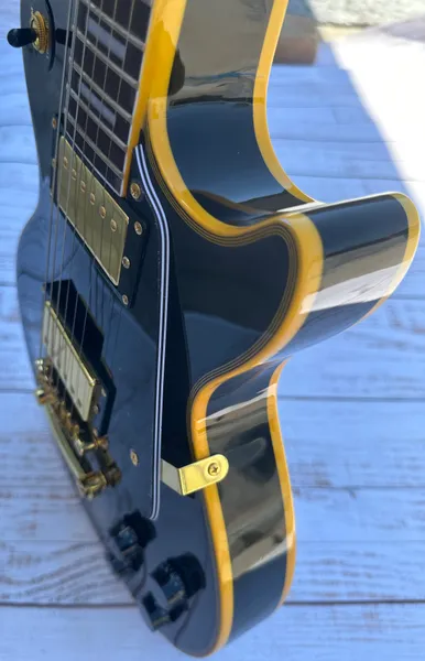 Guitarra elétrica personalizada, fundição preta, logotipo amarelo e encadernação do corpo, acessórios dourados