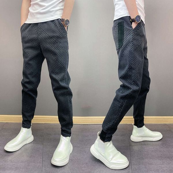 I nuovi leggings a righe da uomo di Instagram per l'autunno e l'inverno sono versatili e alla moda, abbinati a stivali Martin e jeans casual slim fit