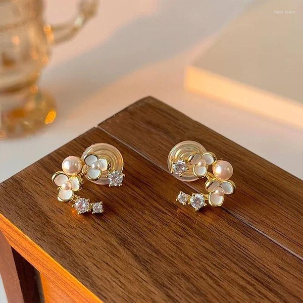 Stud Küpe Romantik Ay Çiçek İnci Klipi Kadınlar için Fransız Enfes Rhinestone Crescent Camellia Ear Studs Moda Takı Hediyeleri