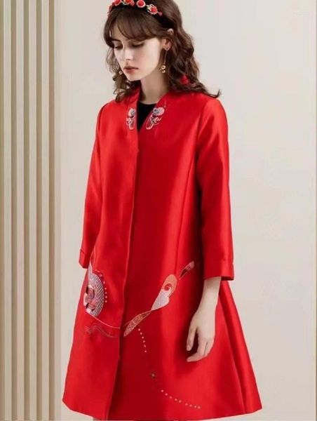 Giacche da donna Cappotto XXL Capispalla 2024 Primavera Autunno Inverno Cappotti lunghi Donna Ricamo squisito Bottone ricoperto Giallo Blu Rosso Soprabito