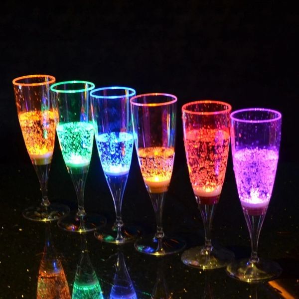 LED-Gläser, Champagnerlicht, Glasbecher, Flöten, blinkende beleuchtete Party, Cocktail, Trinken, leuchtender Kelch, Hochzeit 240119