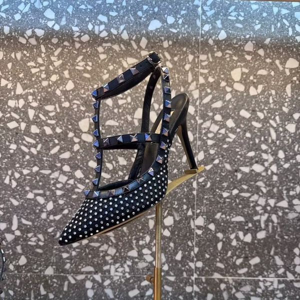 Designer di lusso a punta da donna con borchie scarpe eleganti con cinturino décolleté in vera pelle rivetti sandali con strass tacchi alti San Valentino