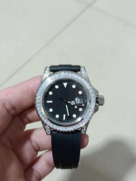 Armbanduhren Quadratische Diamant-Lünette-Uhr für Männer mit 40-mm-Vollzifferblatt, wasserdichter Funktionalität und Kalenderfenster