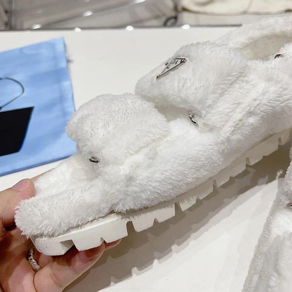 Sandali invernali di lusso in pelliccia con plateau e gancio, calde pantofole in lana piatte con decorazione esterna in metallo, peluche corto da donna