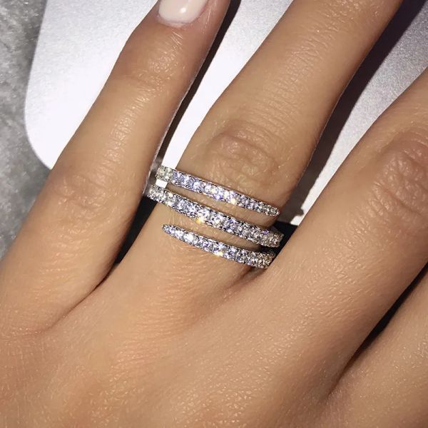 Simpatico anello in oro bianco 14 carati a 3 tondi con pietra di zircone Bling per le donne Anello di fidanzamento per gioielli di moda 2024
