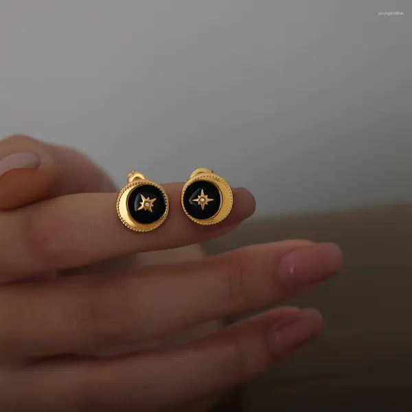 Saplama küpeleri 18K PVD altın kaplama Paslanmaz Çelik Küpe Kadınlar için Siyah Düğmeler Şeklinde Kişilik Tasarımı Modaya uygun kulak takı